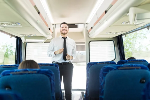 Przystojny Męski Kierowca Mundur Stojący Wewnątrz Autobus Turystyczny — Zdjęcie stockowe