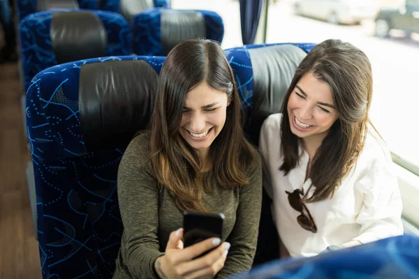 无忧无虑的女性游客在公共汽车上用手机自拍 — 图库照片