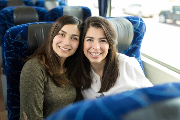 Aantrekkelijke Brunette Vrouwen Genieten Van Stadstour Luxe Bus — Stockfoto