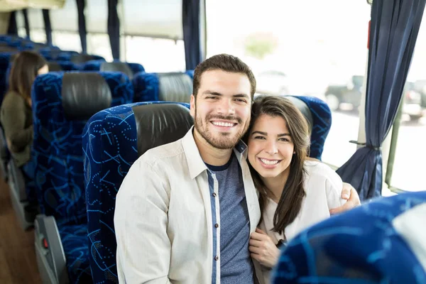 Portret Van Glimlachend Hispanic Paar Zittende Arm Rond Bus — Stockfoto