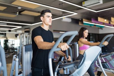 Etkili kilo vermek için düzenli tempolu yürüyüş yapıyor iyi görünümlü adam