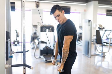 Jimnastik te vücut geliştirme eğitimi sırasında kasları daha verimli bir şekilde inşa etmek