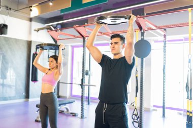 Sağlıklı yaşam tarzını temsil eden kaslı çift kaldırma ağırlıkları