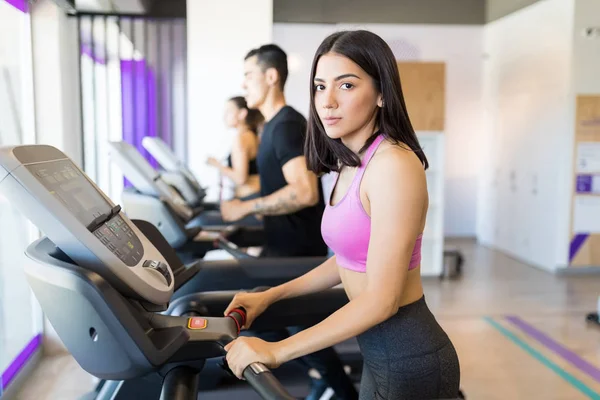 Portrait Woman Sports Clothing Making Eye Contact While Working Out — Stock Photo, Image