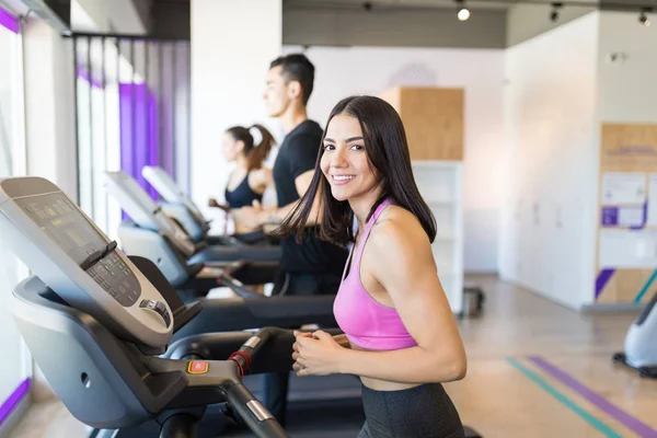 Mujer Feliz Por Cuerpo Tonificado Visitar Gimnasio Sobre Una Base — Foto de Stock