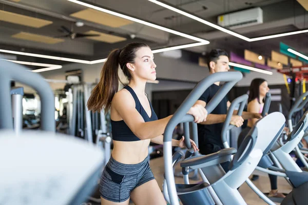 白种人坚定的女人在健身房做硬锻炼在跑步机上 — 图库照片