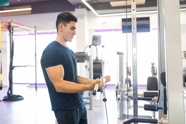 Sportsman Fritidskläder Dra Upp Handtaget Fitnessutrustning Medan Träning Gym — Stockfoto