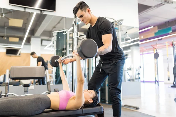 Young Boyfriend Supporting Dedicated Woman Working Out Barbell Health Club — Stock Photo, Image