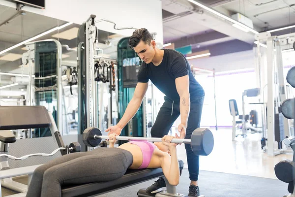 Manliga Workout Partner Motiverande Hans Kvinna Gör Träning Health Club — Stockfoto