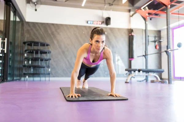 Jonge Gefocuste Gespierde Vrouw Doet Core Oefening Sportschool — Stockfoto