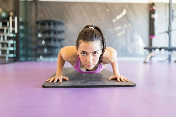 Portret Van Mooie Vrouw Doen Hard Workouts Oefening Mat — Stockfoto