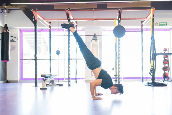 Volledige Lengte Zijaanzicht Van Fit Man Balanceren Handen Tijdens Training — Stockfoto