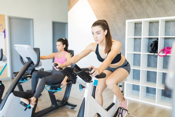 Linda Mulher Apto Trabalhar Bicicleta Exercício Health Club — Fotografia de Stock