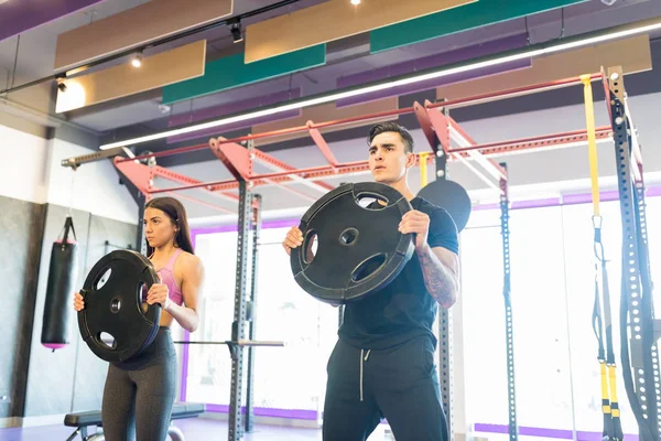 Jovem Mulher Fazendo Exercícios Com Placas Peso Clube Fitness — Fotografia de Stock