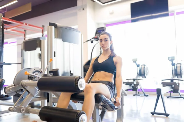 Retrato Mujer Ropa Deportiva Sentada Máquina Rizar Piernas — Foto de Stock