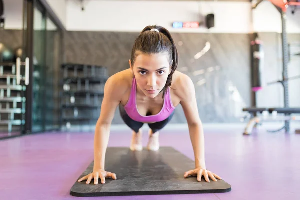 Spaanse Vrouw Die Push Ups Uitoefent Oogcontact Maakt Bij Fitness — Stockfoto