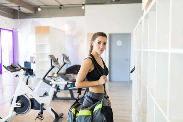 Retrato Atleta Atraente Com Saco Ginástica Perto Prateleiras Clube Fitness — Fotografia de Stock