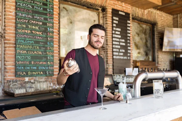 Barman Confiante Misturando Coquetel Enquanto Está Balcão Restaurante — Fotografia de Stock