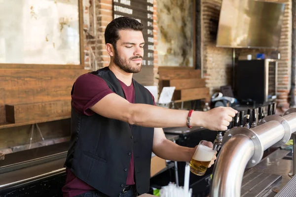 Jovem Barman Derramando Cerveja Torneira Vidro Restaurante — Fotografia de Stock