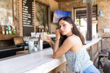 Kendine güvenen kadın müşteri restoranda kokteyl içerek