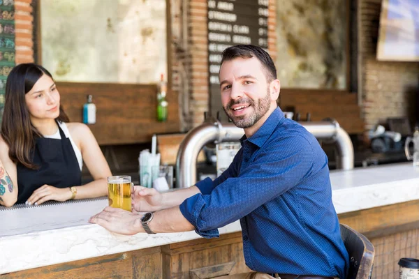 Smiling Cliente Masculino Desfrutando Cerveja Balcão Restaurante — Fotografia de Stock