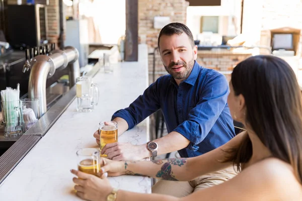 Homem Mulher Conversando Enquanto Bebem Cerveja Balcão Bar — Fotografia de Stock