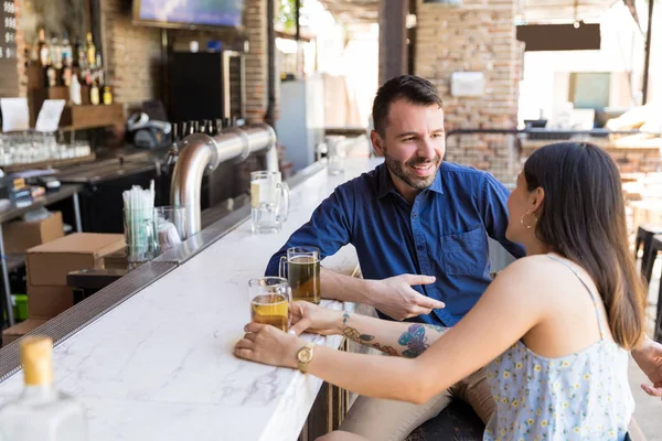 Amigos Masculinos Femininos Conversando Enquanto Bebem Cerveja Restaurante — Fotografia de Stock