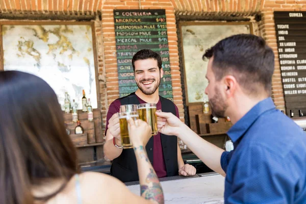 Müşteriler Barmen Restoranda Bar Tezgahında Bira Kızartma — Stok fotoğraf