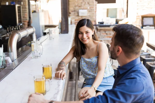 Mulher Sorridente Compartilhando Cerveja Com Amigo Enquanto Sentado Bar — Fotografia de Stock