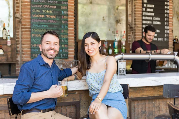 Glücklicher Mann Sitzt Mit Freundin Bar Restaurant — Stockfoto