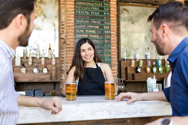 Cantinero Sonriente Sirviendo Bebidas Alcohólicas Los Clientes Restaurante — Foto de Stock