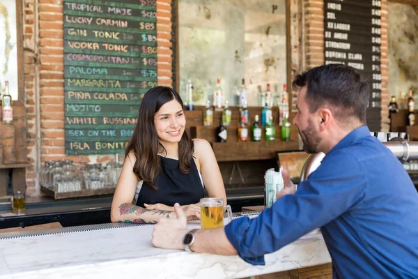 Sorrindo Barmaid Falando Com Cliente Balcão Bar Restaurante — Fotografia de Stock