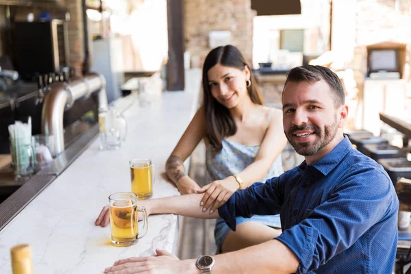 Hombre Sonriente Disfrutando Cerveza Con Amigo Bar Del Restaurante —  Fotos de Stock