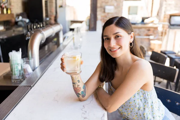 Leende Ung Kvinna Med Cocktail Medan Sitter Bar Counter — Stockfoto