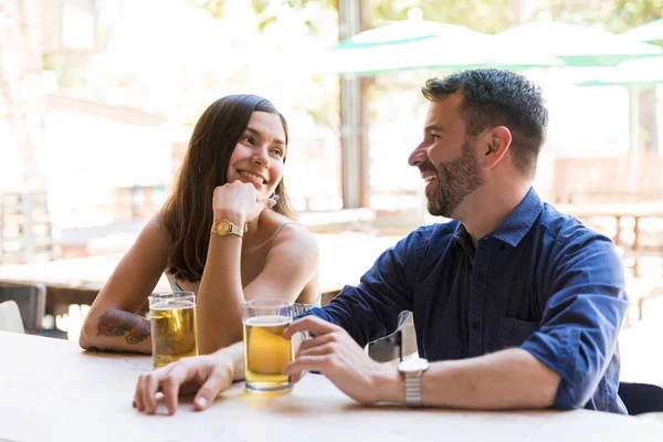 微笑的年轻朋友在酒吧一起喝啤酒时交谈 — 图库照片