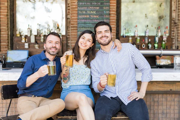 Jovens Amigos Curtindo Cerveja Enquanto Sentam Restaurante — Fotografia de Stock
