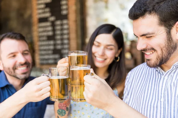 Веселі Друзі Чоловічої Жіночої Статі Святкують Пивом Ресторані — стокове фото