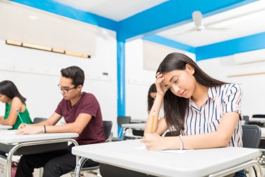 Lise sınıfta bir test alarak genç öğrenciler grubu