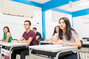 Üniversitede ders sırasında dikkat çeken öğrenciler