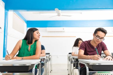 Öğrenci lisede bir test sırasında hile yapmaya çalışıyor