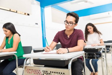 Sınıfta derskonsantre öğrenci kitap yazma