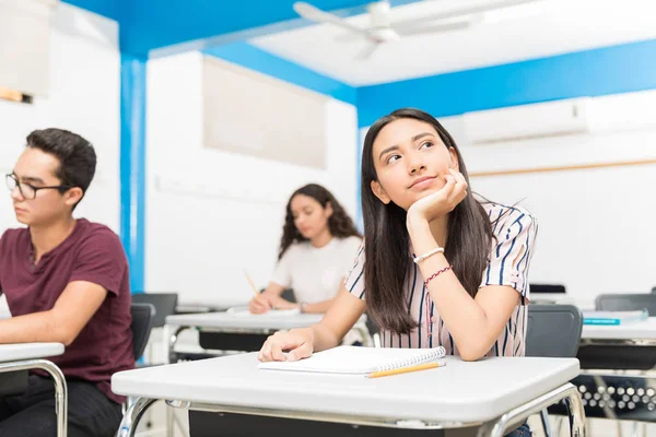 Pensativo Adolescente Sentado Con Compañeros Clase Durante Conferencia Escuela Secundaria —  Fotos de Stock