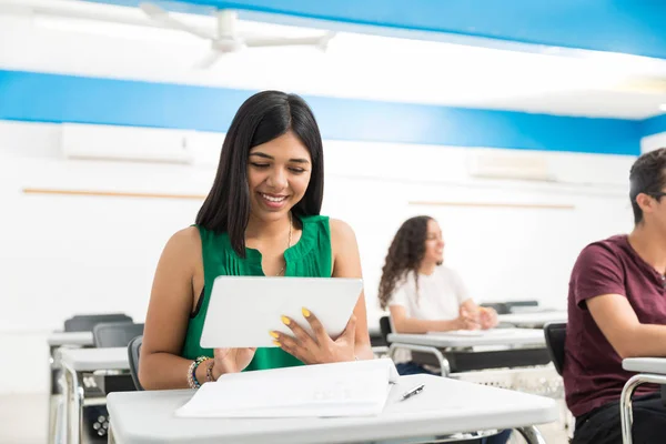 Uśmiechnięta Hispanic Dziewczyna Pomocą Cyfrowego Tabletu Podczas Studiów Liceum — Zdjęcie stockowe