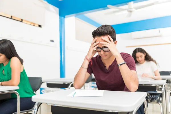 Alumno Adolescente Preocupado Prueba Mientras Está Sentado Con Sus Compañeros —  Fotos de Stock