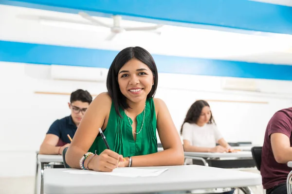 Sourire Étudiant Écrit Examen Tandis Que Assis Dans Salle Classe — Photo