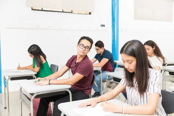 Chico Hispano Infiel Examen Admisión Clase —  Fotos de Stock