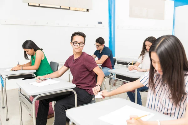 Estudiantes Secundaria Haciendo Trampa Mientras Pasan Nota Examen Universidad —  Fotos de Stock