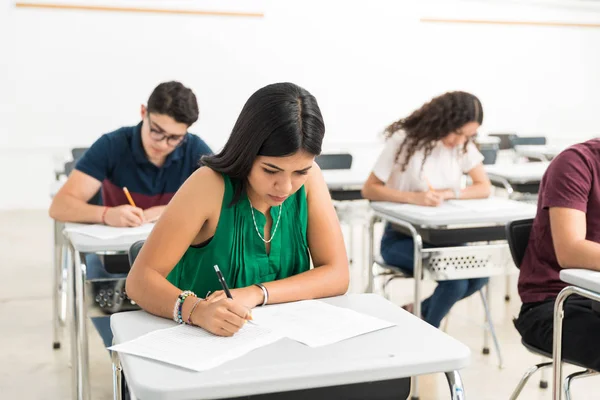Examen Escritura Estudiante Seguro Aula Escuela Secundaria —  Fotos de Stock