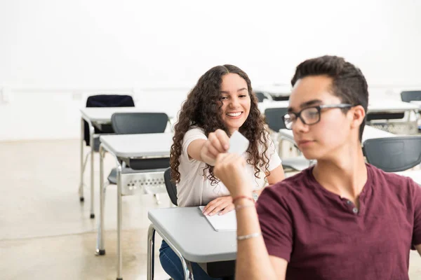 Lachende Student Geeft Notitie Aan Klasgenoot Tijdens Lezing Middelbare School — Stockfoto