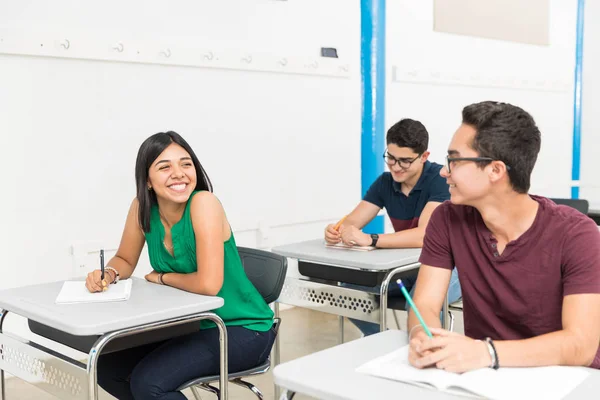 Sorridente Ragazza Adolescente Che Parla Con Compagno Classe Classe Scuola — Foto Stock